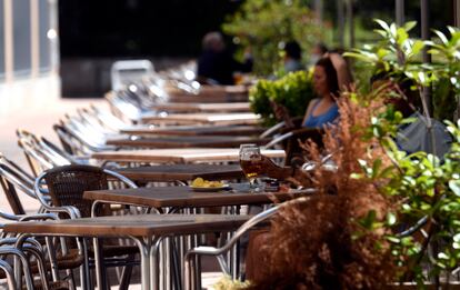 Una persona toma una cerveza en una terraza de Madrid.