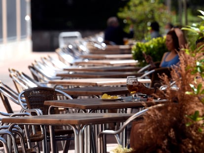 Una persona toma una cerveza en una terraza de Madrid.