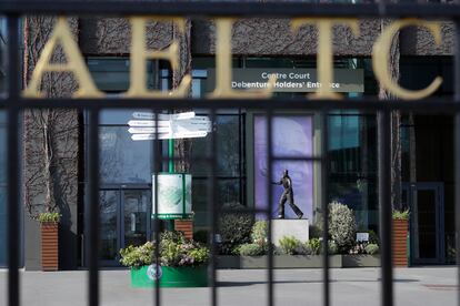 Acceso vallado al complejo de Wimbledon, con la estatua de Fred Perry al fondo.