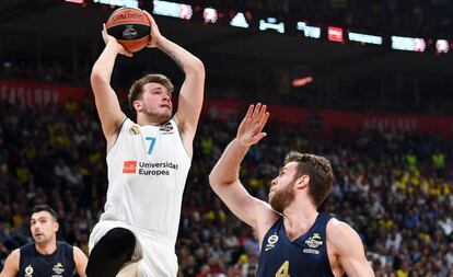 Doncic tira a canasta ante Melli.