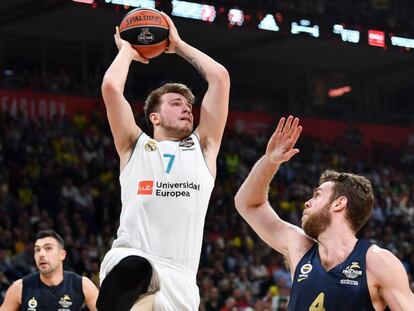 Doncic tira a canasta ante Melli.