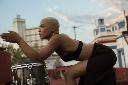 Brenda Navarrete. Cantante, percusionista y bailarina, su carisma y atractivo físico le han hecho imprescindible en todas las fiestas de salsa y tambor de la isla.