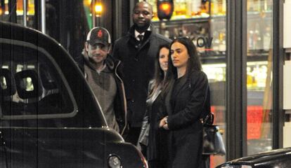 Bradley Cooper e Irina Shayk, saliendo de un restaurante en Londres.