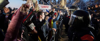 Agentes antidistúrbios dos Polícias catalães dispersados em frente ao Parlament.