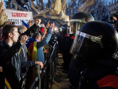 Agentes antidistúrbios dos Polícias catalães dispersados em frente ao Parlament.