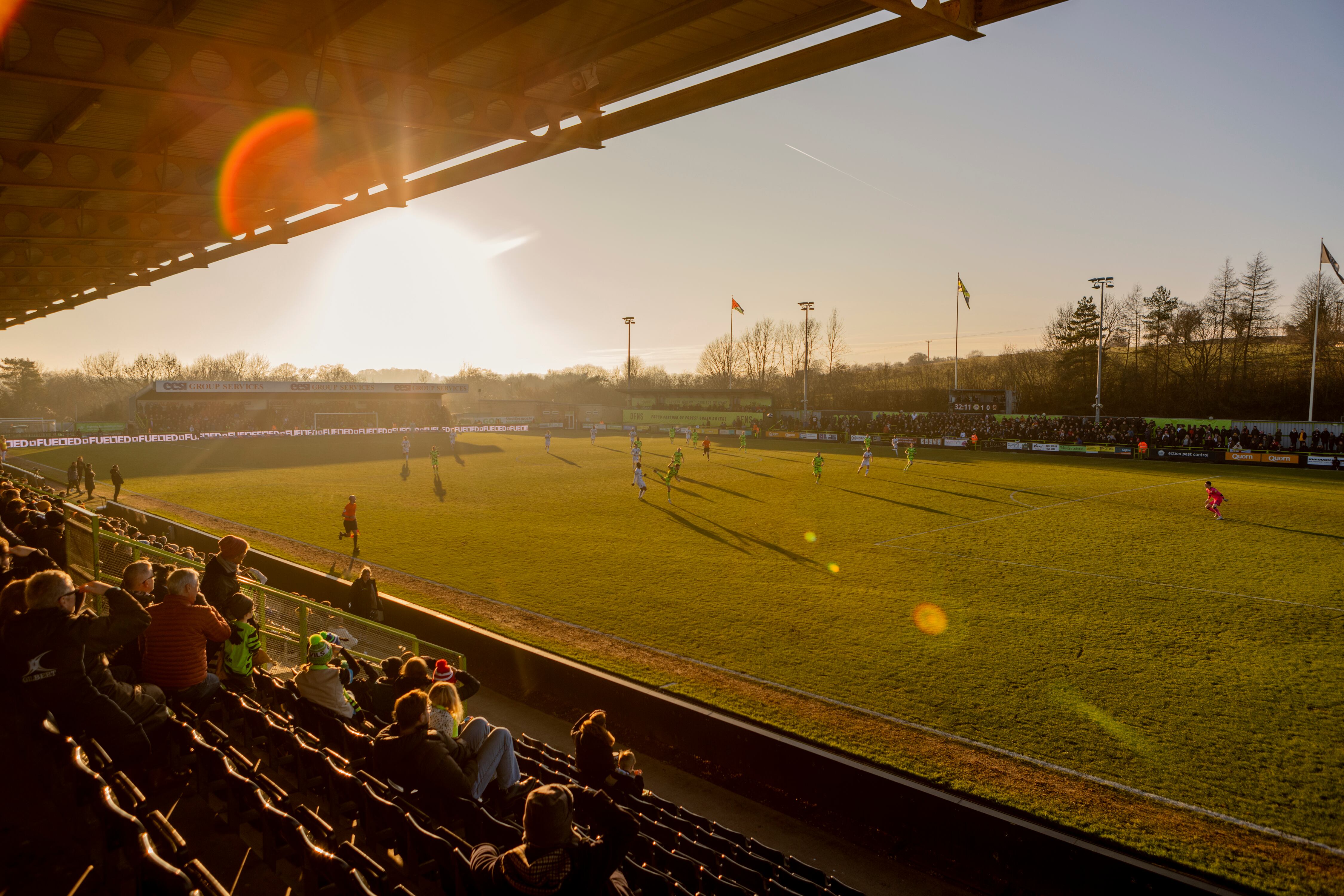 The New Lawn en plena disputa del partido que enfrenta al equipo local con el MK Dons. 