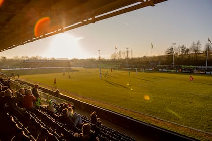 The New Lawn en plena disputa del partido que enfrenta al equipo local con el MK Dons.