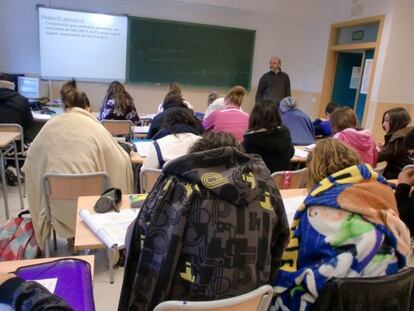 Estudiantes del IES Navarro Santa Fe de Villena (Alicante) dando clase con mantas.