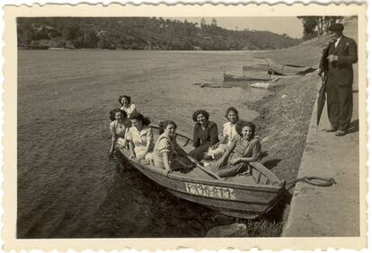 Varias mujeres en la barca que un&iacute;a Salvaterra con Mon&ccedil;&atilde;o antes de la instalaci&oacute;n del trasbordador en el r&iacute;o Mi&ntilde;o.