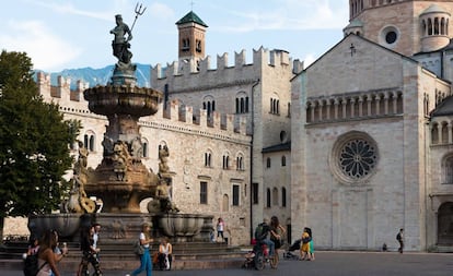 Turistas y locales en la plaza del Duomo, en Trento (Italia).