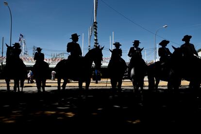 Un grupo de caballistas se refrescan bajo la sombra de los árboles en una de las paradas.