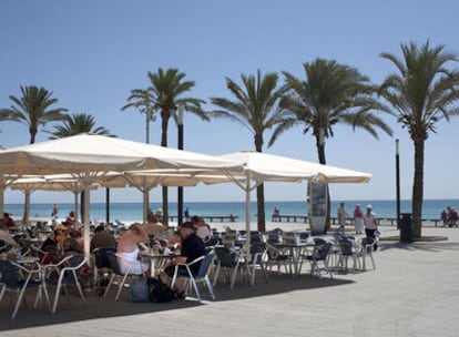 Terrazas en el paseo marítimo de Torrevieja, cuyas obras de reforma invadieron la zona de dominio público marítimo-terrestre.