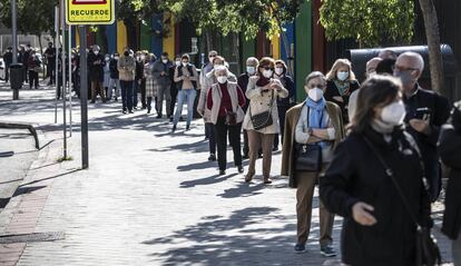 Colas en el exterior de un colegio electoral en Madrid.