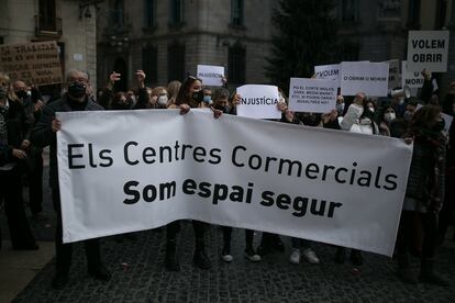 Protesta de empresarios y trabajadores de los centros comerciales, en Barcelona.