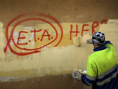 Un trabajador municipal elimina una pintada a favor de ETA en Guernika, en 2011.
