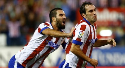 Arda felicita a Godín en un partido de Liga.