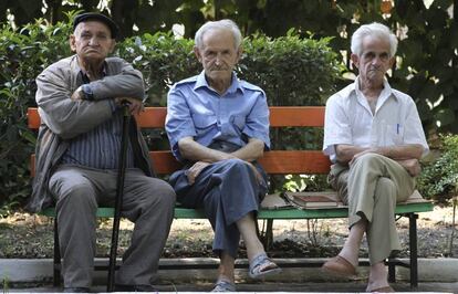 Jubilados en un parque.