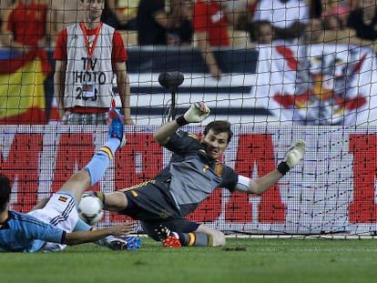 Albiol y Casillas, en una situaci&oacute;n apurada.