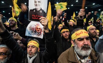 Simpatizantes de Hezbolá escuchan el discurso televisado de Nasralá, este domingo en el barrio de Dahie, en Beirut. 