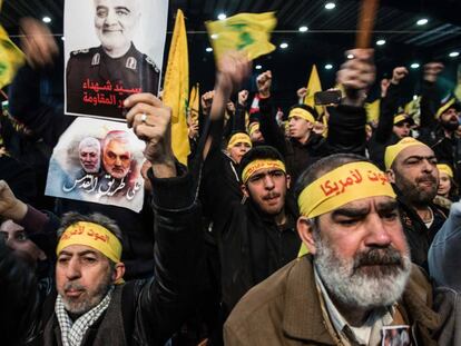 Simpatizantes do Hezbollah ouvem o discurso televisionado de Nasrallah, neste domingo, no bairro de Dahie, em Beirute.