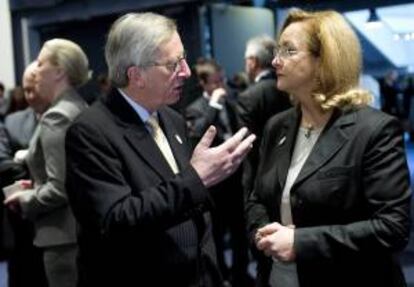 El primer ministro luxemburgués, Jean-Claude Juncker (izq), conversa con la ministra de Finanzas austríaca, Maria Fekter, al inicio de la reunión de ministros de Economía y Finanzas de la UE en Copenhague (Dinamarca). EFE/Archivo