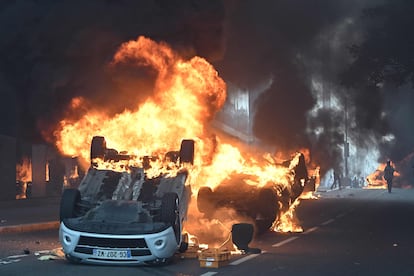 Vehículos incendiados en Nanterre, este jueves. 