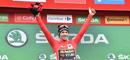 Roglic, en el podio tras el final de etapa en Gredos.