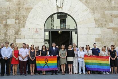 Miembros de Consell y representantes pol&iacute;ticos condenan el atentado de Orlando.