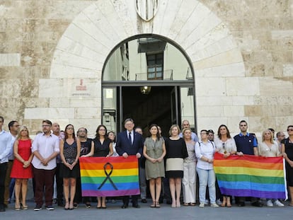 Miembros de Consell y representantes pol&iacute;ticos condenan el atentado de Orlando.