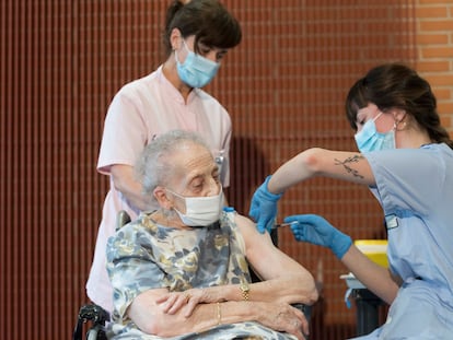 Consuelo Landa, 91 anos, é vacinada na Espanha.