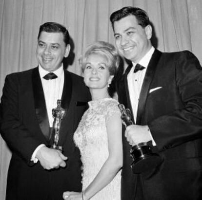Robert Sherman (a la izquierda) y su hermano Richard reciben en 1965, de manos de Debbie Reynolds, sus oscars por Mary Poppins. 