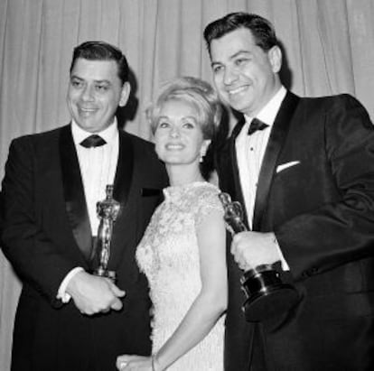 Robert Sherman (a la izquierda) y su hermano Richard reciben en 1965, de manos de Debbie Reynolds, sus oscars por Mary Poppins. 