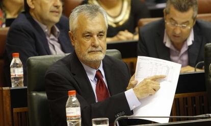José Antonio Griñán, en el pleno del Parlamento.