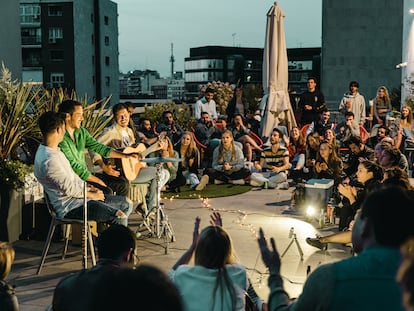 Un concierto de Sofar Sounds en una terraza.