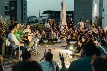 Un concierto de Sofar Sounds en una terraza.