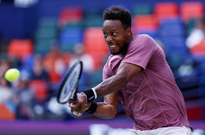 Monfils devuelve la pelota en un instante del partido.