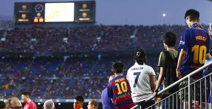 Aficionados en un partido entre Real Madrid y Barcelona FC. 