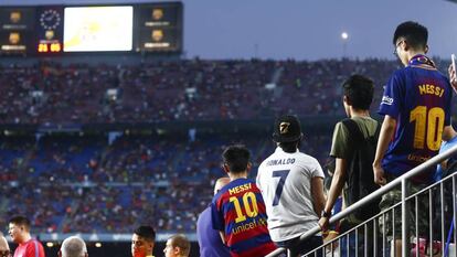 Aficionados en un partido entre Real Madrid y Barcelona FC.