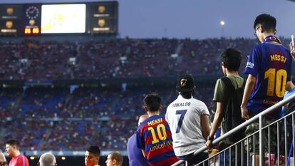 Aficionados en un partido entre Real Madrid y Barcelona FC. 