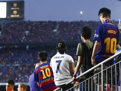 Aficionados en un partido entre Real Madrid y Barcelona FC. 