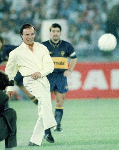 El presidente argentino Carlos Menem hace el saque en el partido amistoso disputado en Seúl entre el Boca Juniors y la selección nacional de Corea del Sur, el 30 de septiembre de 1995.