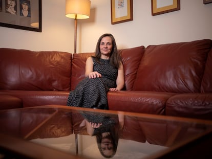 Belén Hernández, psicóloga clínica, fotografiada en su casa de Madrid.