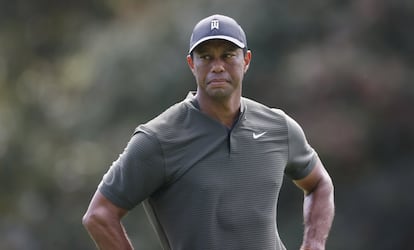 El golfista Tiger Woods se encuentra hospitalizado en un centro de Los Ángeles tras sufrir un aparatoso accidente de coche en Ranchos Palos Verdes. Los bomberos han tenido que sacarle del coche con material hidráulico. De momento, se desconocen las causas del accidente.