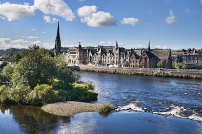 Paisajes de 'lochs' en cuya superficie azul grisácea se refleja el clima cambiante y bosques centenarios junto a un río con salmones remontando hasta su lugar de nacimiento. Así es el Alto Perthshire, el corazón de Escocia, lleno de pueblos pintorescos, destilerías que emanan aromas de malta y ovejas que pastan en campos de un verde perfecto. Muchos consideran que aquí están los mejores paisajes del Reino Unido, y el río Tay, a su paso por la zona (en la foto, la ciudad de Perth) parece salido de un cuento. Se puede pasera por los bosques que inspiraron a Beatrix Potter sus cuentos infantiles, como por el Hermitage, en las afueras de Dunkeld, camino que discurre sobre las cataratas de Braan, donde en septiembre y octubre se pueden ver a los saltarines salmones.