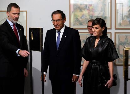 Los Reyes, don Felipe y doña Letizia, junto al presidente de Perú, Martín Vizcarra. La Reina optó por un 'look' de cuero negro.