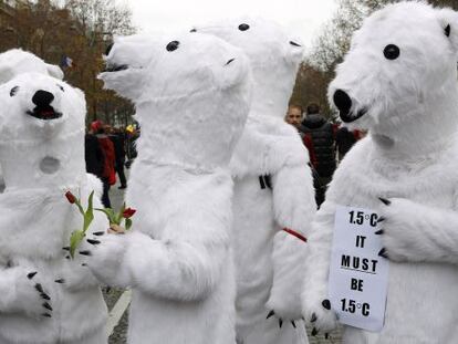 Protesta a París a favor de limitar l'augment de temperatura a 1,5 ºC.