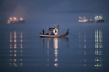 Las gasolineras flotantes gibraltareñas trasvasan combustible bararo y con vertidos frecuentes.