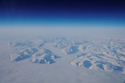 Gelo glacial visto desde a janela de um voo da NASA para apoiar a missão de pesquisa Oceans Melting Greenland (OMG) sobre a costa leste da Groenlândia, no dia 13 de março de 2018.