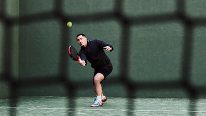 Un hombre jugando al padel