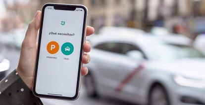 Una persona utiliza la aplicación de Joinup, que ahora incluye parkings además de taxis.